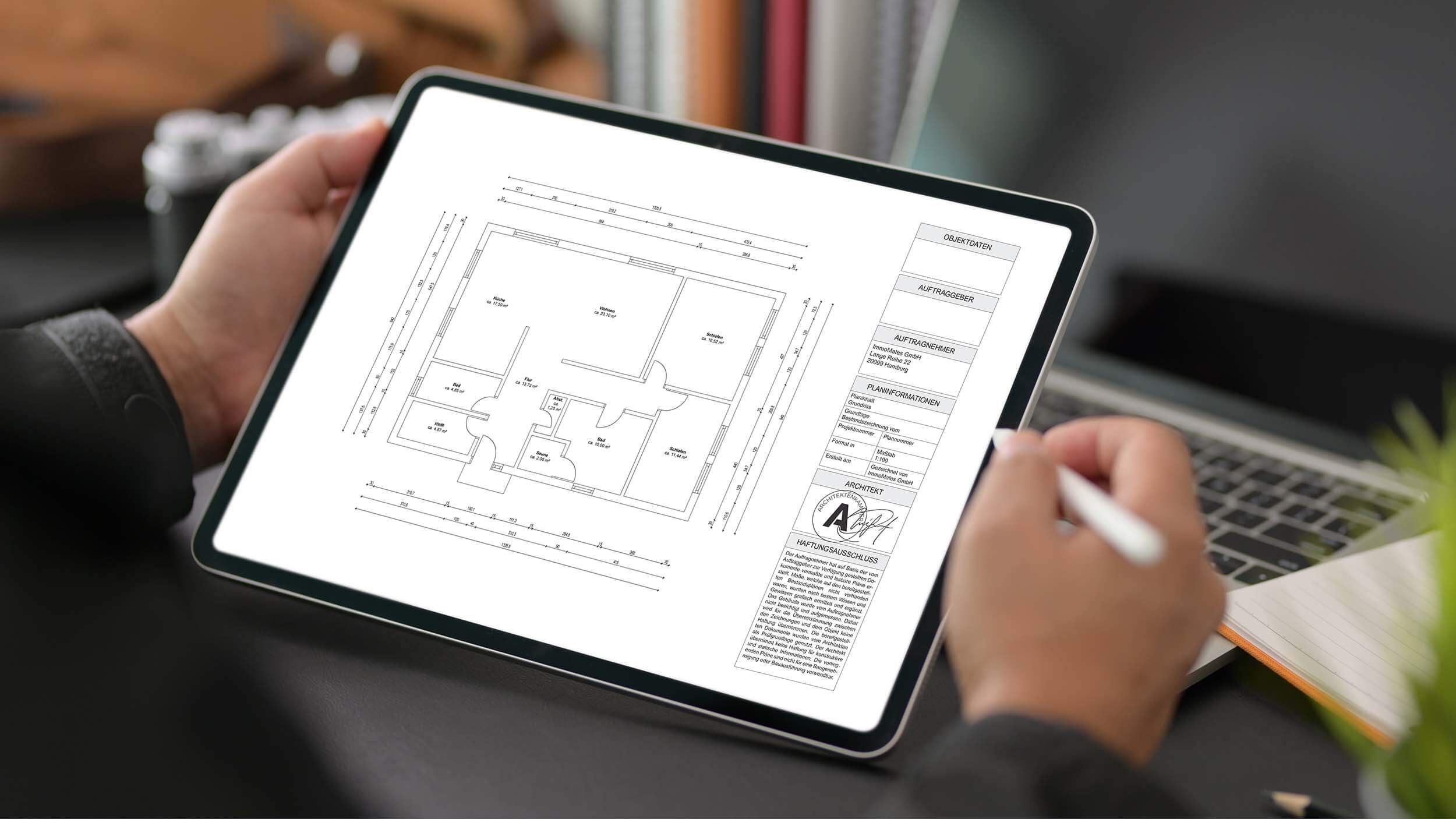 Nahaufnahme von hinten, wie eine Person ein Tablet hält, auf dem der bemaßte Grundriss einer 3-Zimmer Wohnung mit Architektenstempel zu sehen ist.